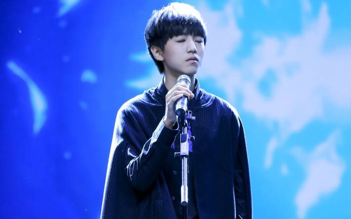 TFBOYS王俊凯深情演唱电脑壁纸