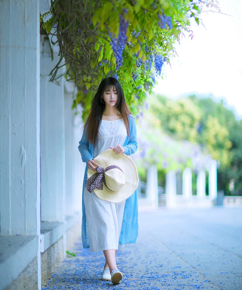 紫藤花下清新意境的女生图片