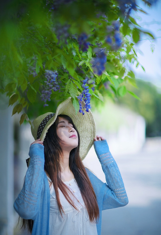 紫藤花下清新意境的女生图片