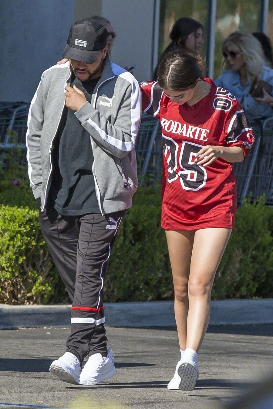 TheWeeknd赛琳娜街拍 SelenaGomez和TheWeeknd最新消息
