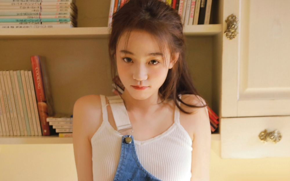 治愈系美女居家甜美高清桌面壁纸