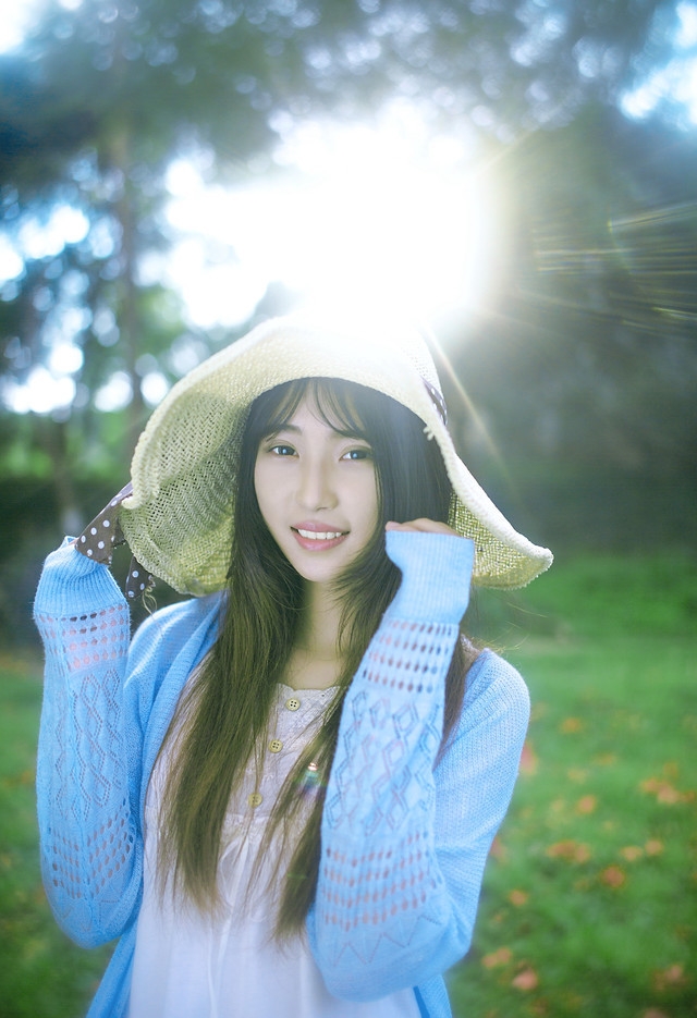 紫藤花下清新意境的女生图片