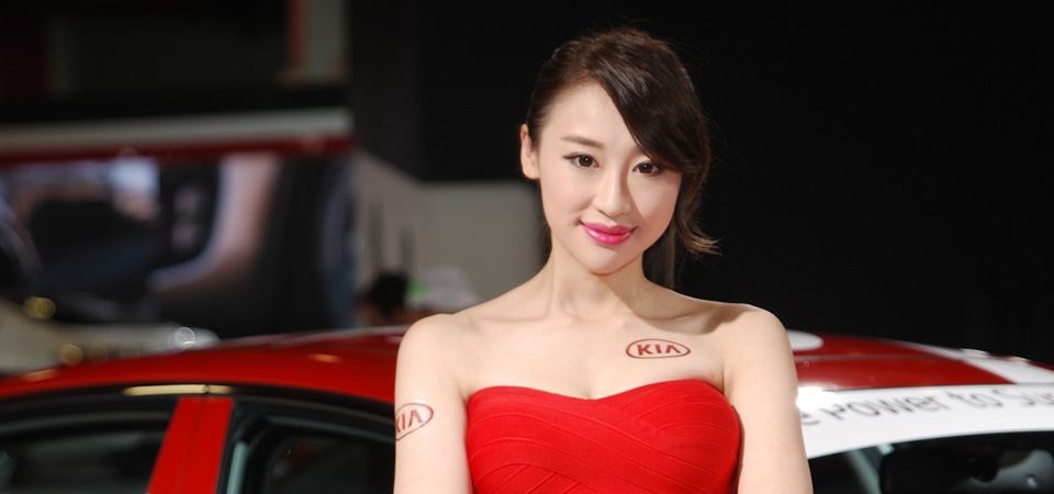 红色礼服漂亮车模美女桌面壁纸