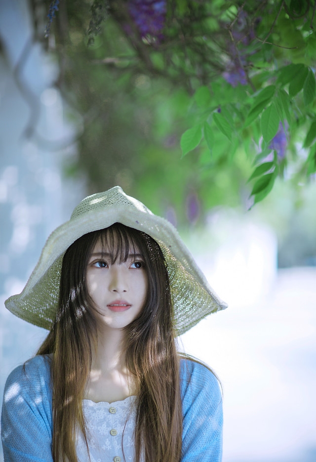 紫藤花下清新意境的女生图片