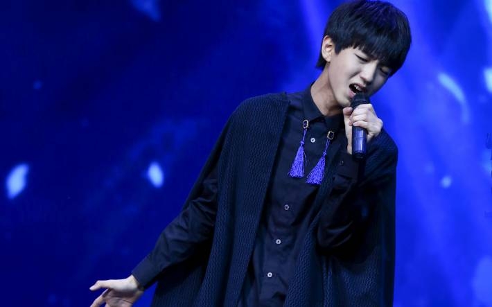 TFBOYS王俊凯深情演唱电脑壁纸