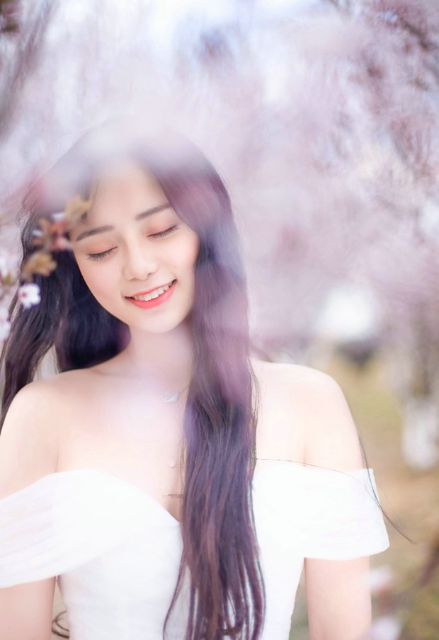 唯美樱花树下甜美女生图片