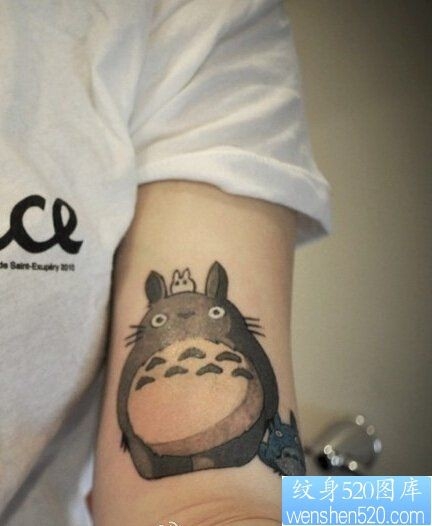 一款手臂龙猫纹身图案