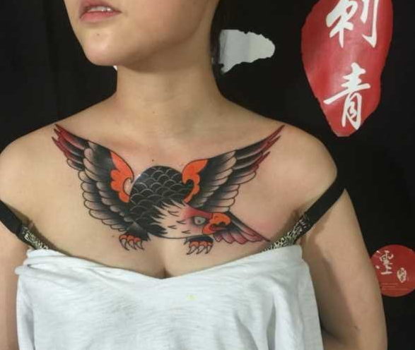 美女胸前霸气的老鹰纹身图案