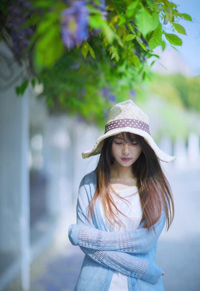 紫藤花下清新意境的女生图片