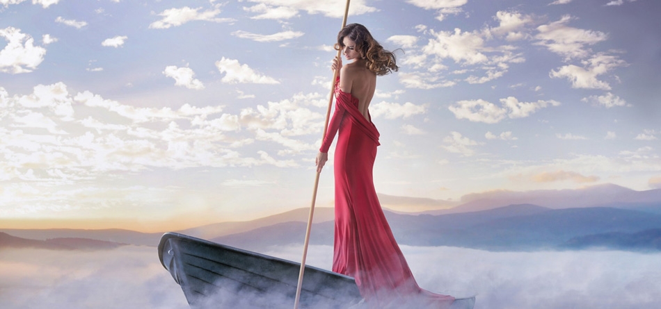 女孩，小船，红色的礼服，木杆，河，天空，意境，唯美壁纸