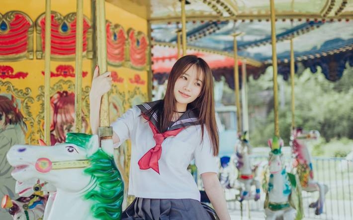 水手制服美女游乐园写真图片壁纸