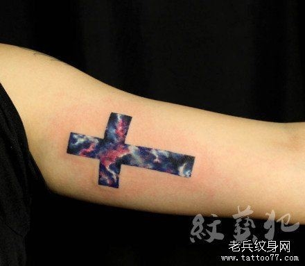 手臂内侧潮流精美的十字架星空纹身图片