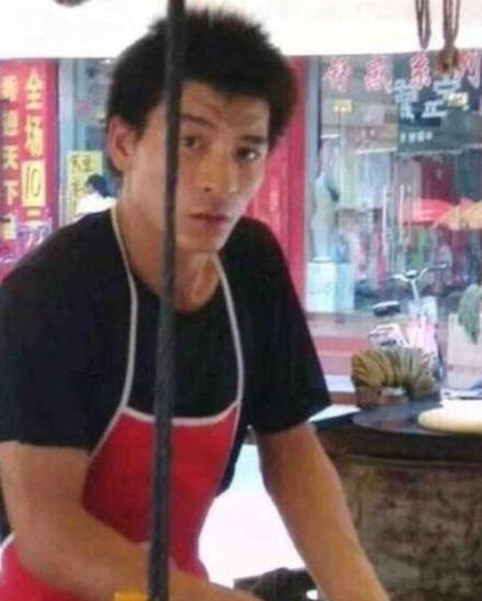突然一看，有点像刘德华啊。。