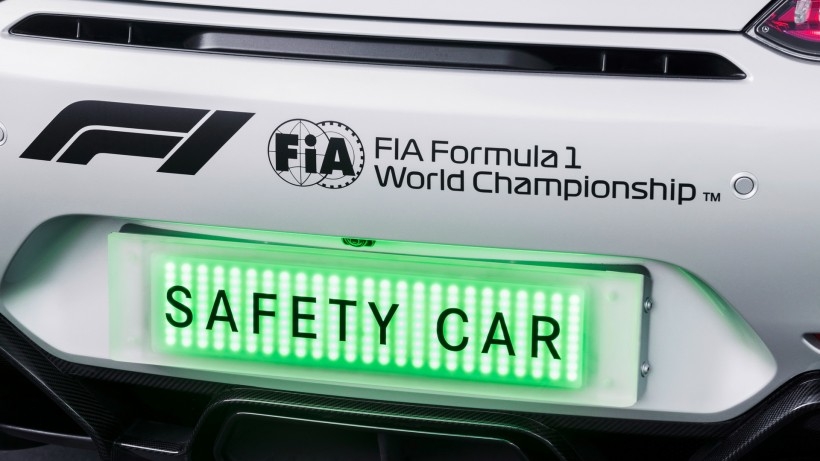 2018奔驰F1安全车GT R FIA F1桌面壁纸