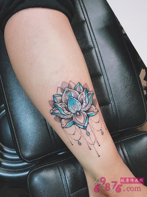 彩色莲花小腿纹身图