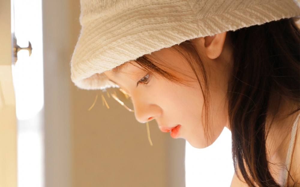 治愈系美女居家甜美高清桌面壁纸