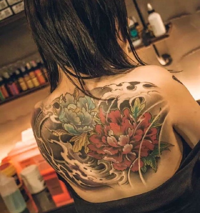 黑发美女后背的美丽花朵纹身