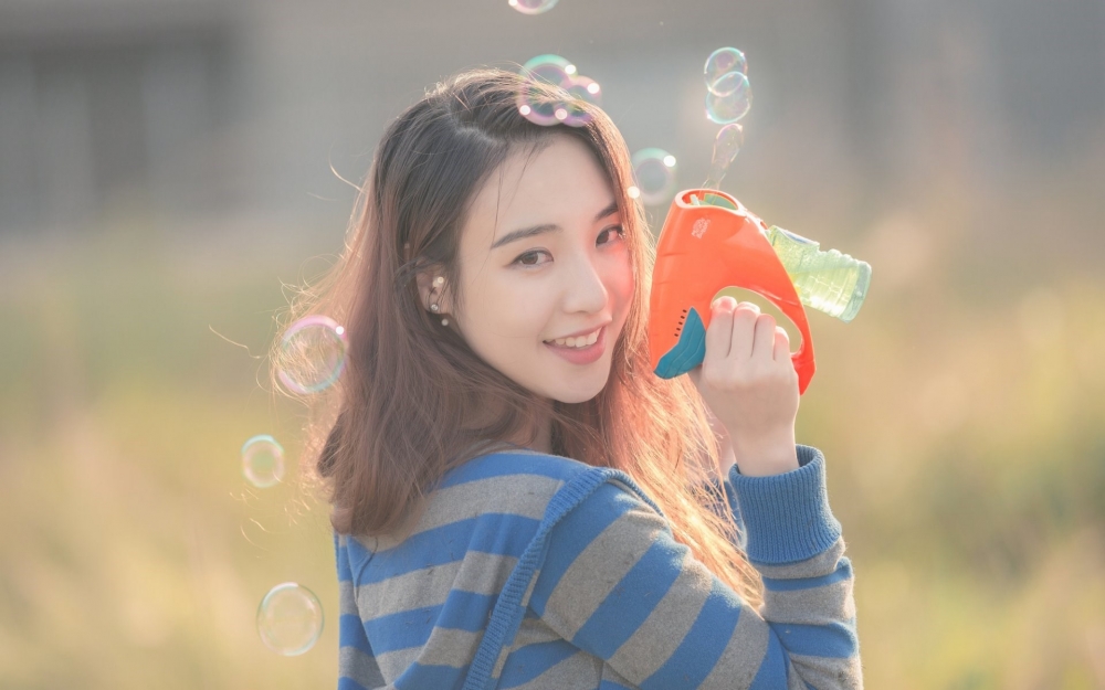 清纯美女户外甜美写真高清壁纸下载