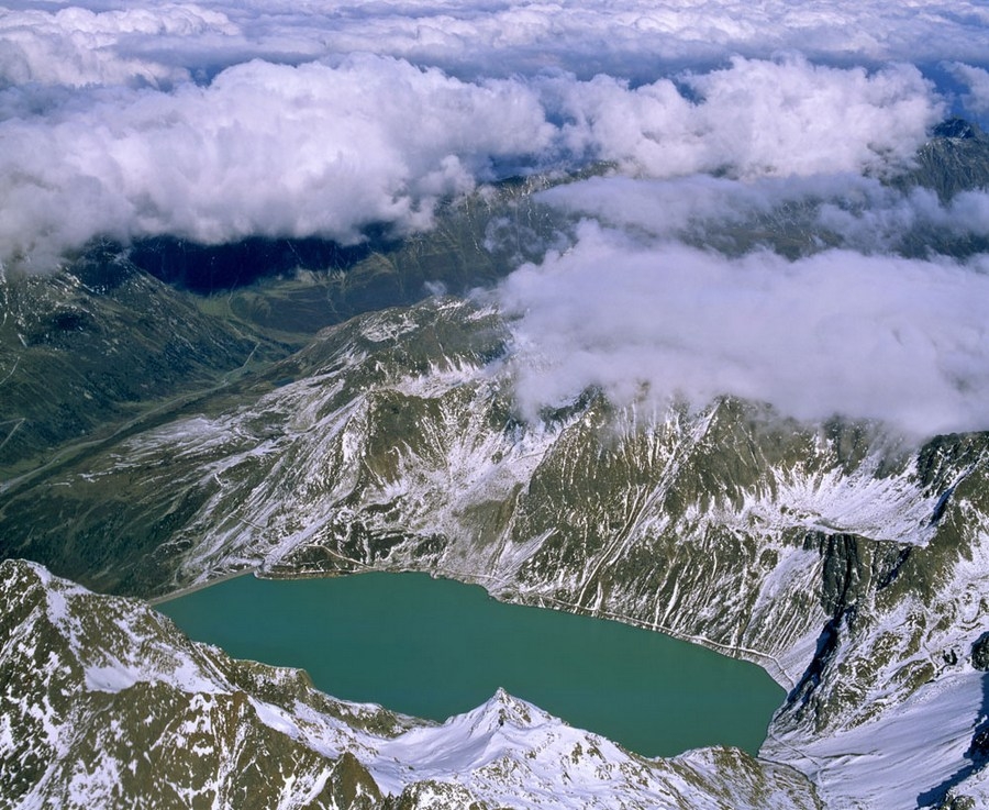 空中摄影美丽壮观的雪山风景图片