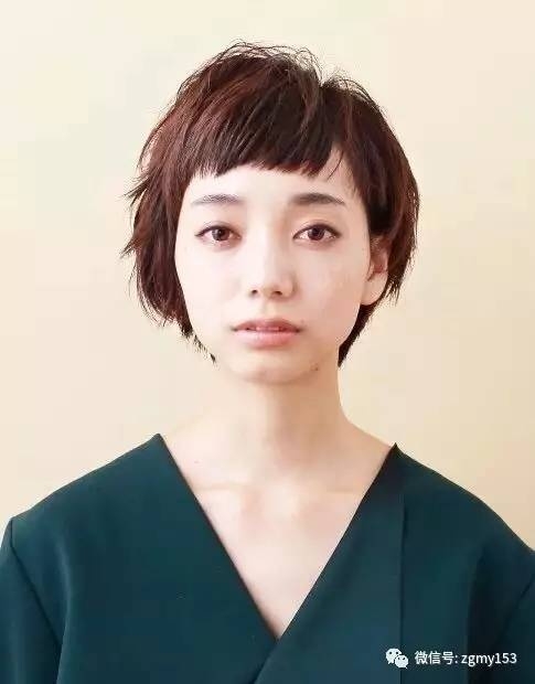 优雅且有女人味的超短发发型