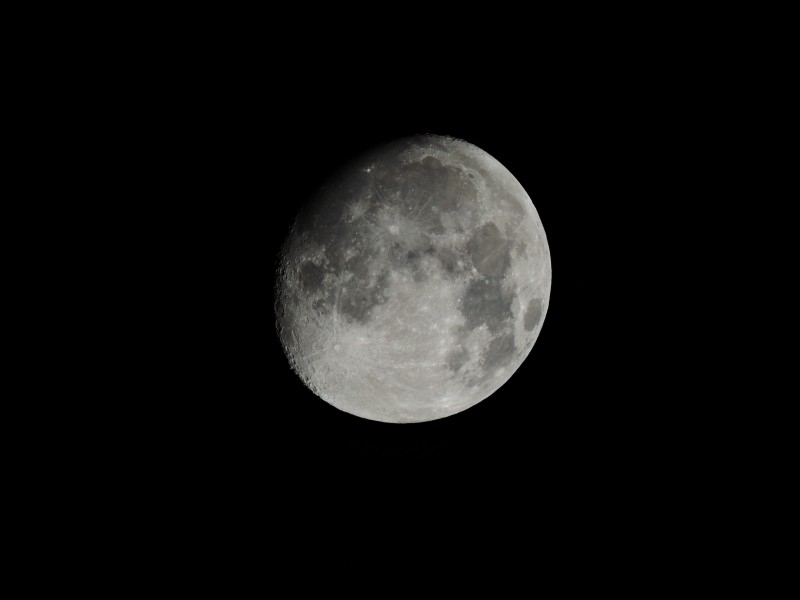 夜空中唯美的月亮图片