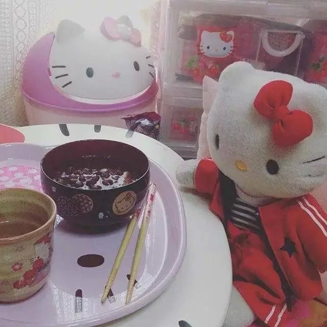 韩国首尔新村Hello Kitty Café主题餐厅 你想和谁一起去