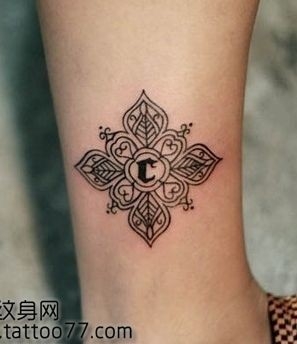 腿部潮流帅气的图腾纹身图片