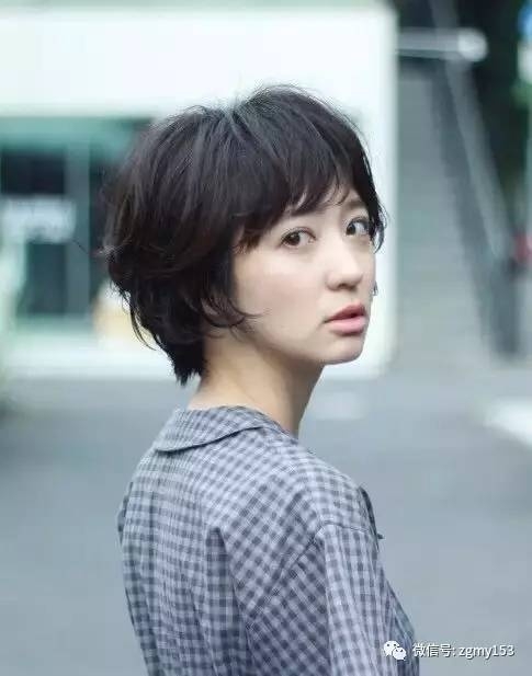 优雅且有女人味的超短发发型