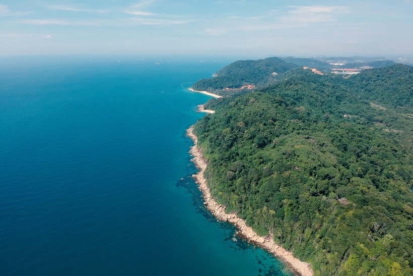 航拍小岛海岸风景图片