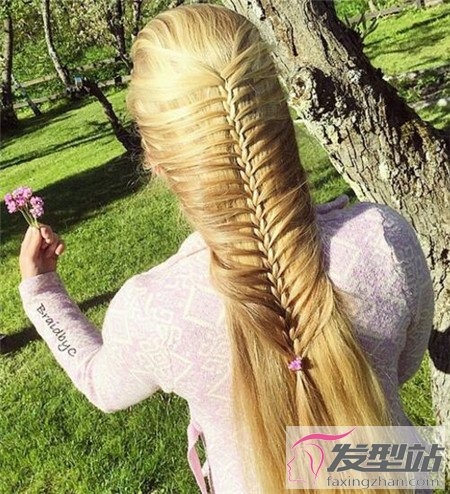 长发怎么编好看 亚麻金鱼骨辫