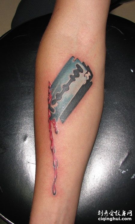 手臂上刀片伤口纹身图案