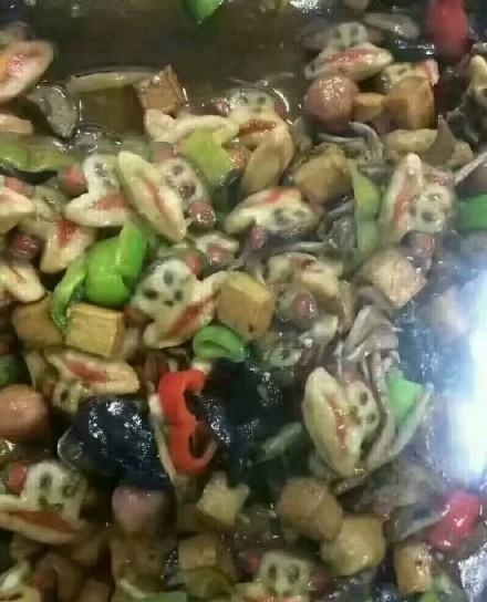 高校食堂新菜 9块钱的砂锅大嘴猴