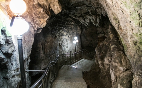 峨眉山九老洞图片  峨眉山门票价格多少钱？