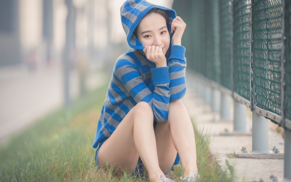 清纯美女户外甜美写真高清壁纸下载