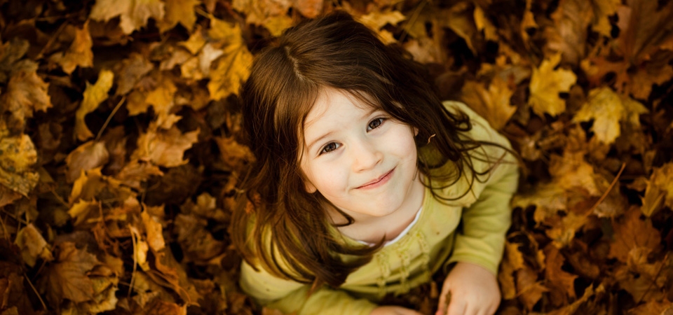可爱的女孩,秋天,树叶,桌面壁纸