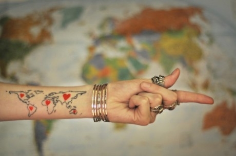 女性手臂世界地图刺青图片