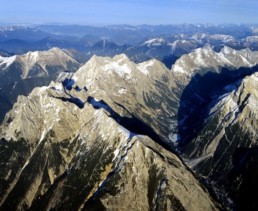空中摄影美丽壮观的雪山风景图片