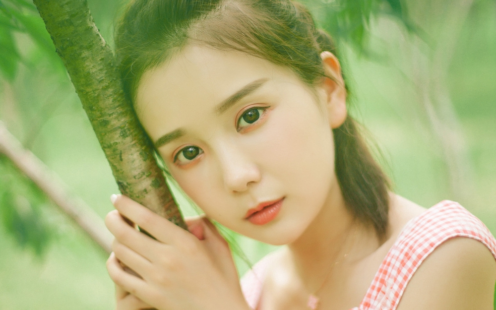 绝色清纯小美女林间写真高清桌面壁纸