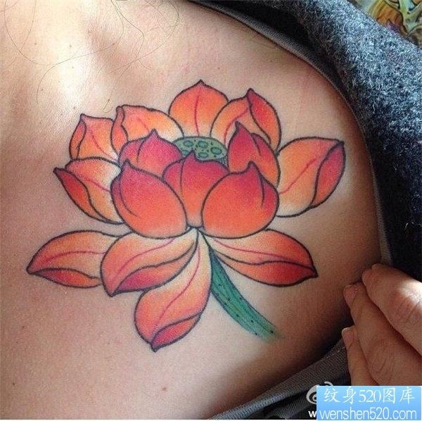 女性肩部彩色莲花纹身图案