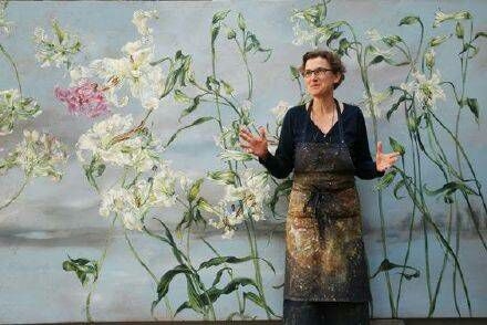 画家Claire Basler和她的画室，鲜花和植物遍布其中