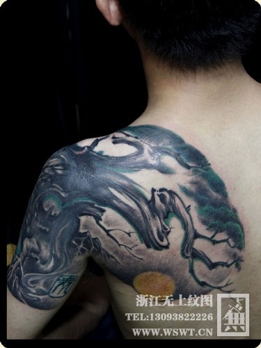 肩膀上的松树纹身