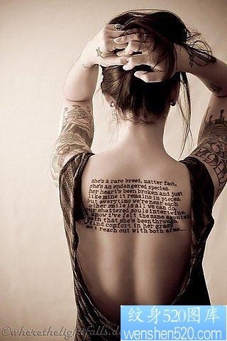 美女后背英文字母纹身