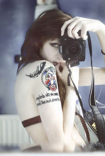 女生羽毛手臂纹身图案素材