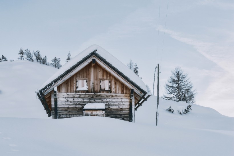 美丽的山区雪景图片