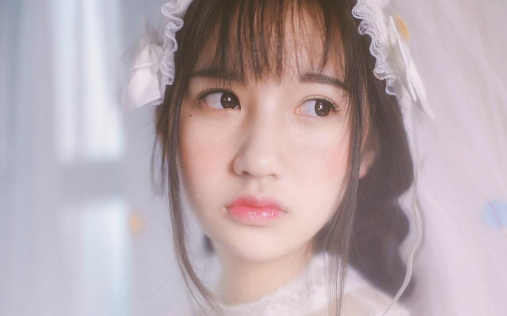 梦幻白裙美女室内写真