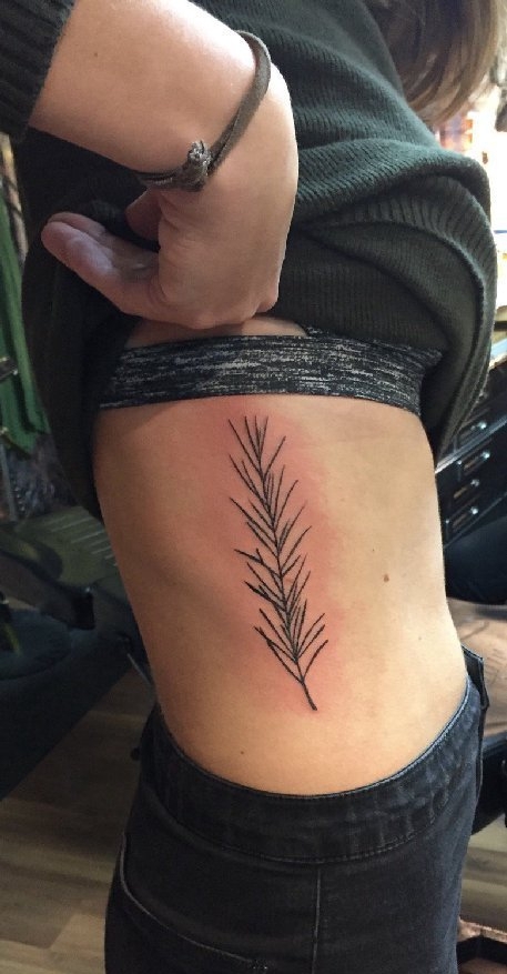 女子侧肋上的植物迷迭香纹身图片
