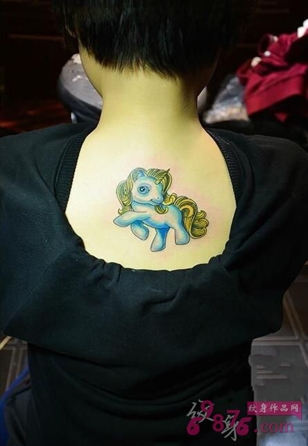 蓝色小独角兽后颈纹身图案