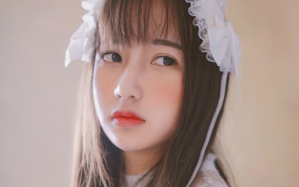 梦幻白裙美女室内写真