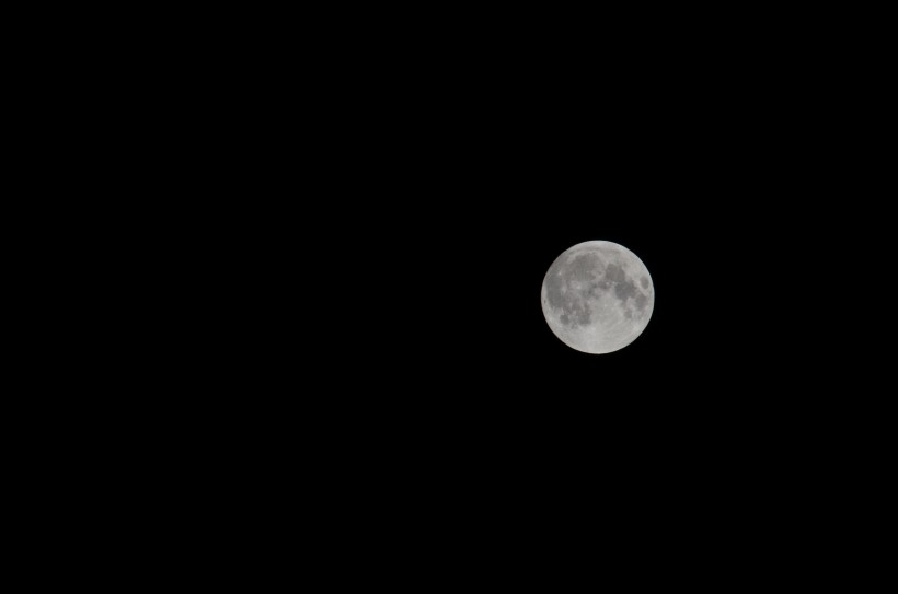 夜空中唯美的月亮图片
