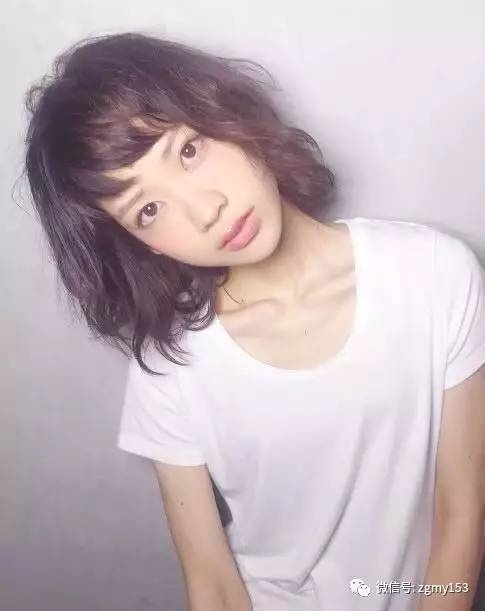 优雅且有女人味的超短发发型